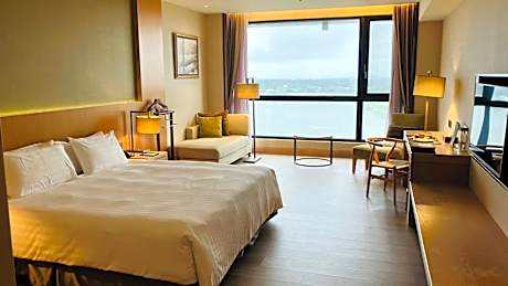 Lake View Queen Room