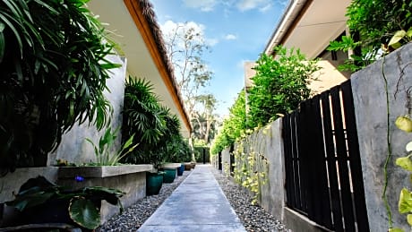 Tamarind Room with Bathtub