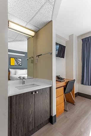 Twin Room, 2 Twin Beds, Shared Bathroom