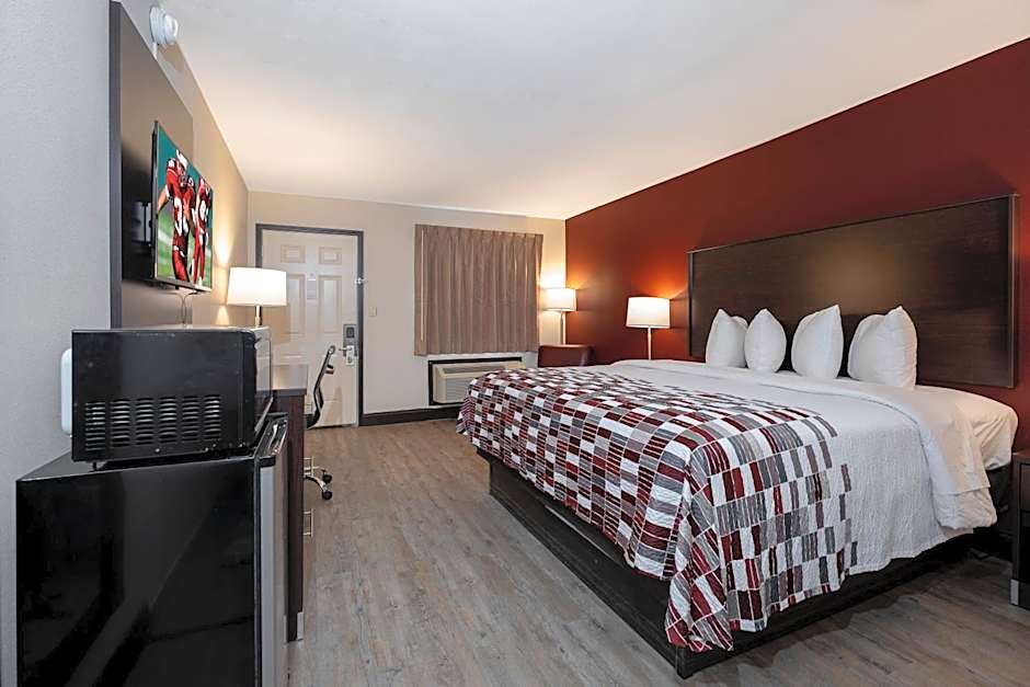 Photo 1 of 7 of Deluxe 1 King Bed, Smoking