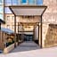 Garde and Warders Hotel