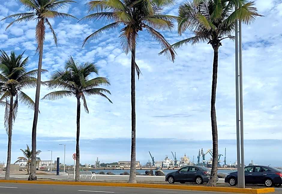 Suites Brisa Marina - atrás de Playa Regatas y el Malecón, 6 calles del Acuario