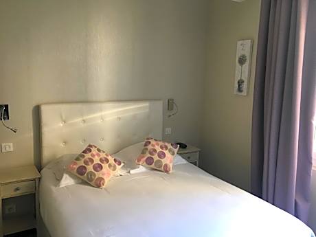 Small double bedroom - accessible by stairs