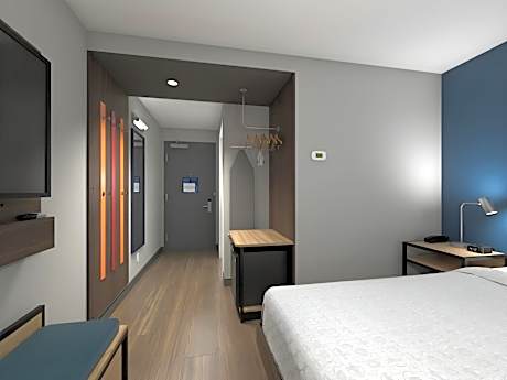King Room with Roll-In Shower - Mobility Access