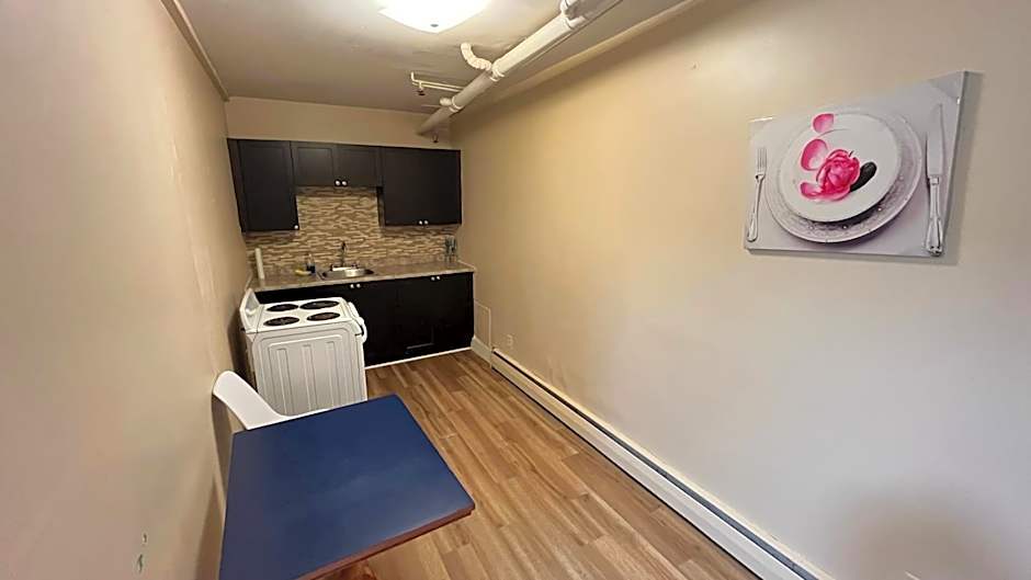 Admiral's Quay Motel & Suites