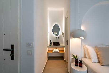 Deluxe Double Room with Side Sea View