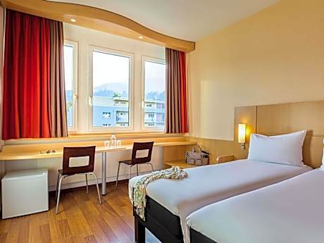Standard Twin Room with Mountain View