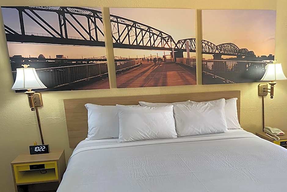 Days Inn by Wyndham Clinton