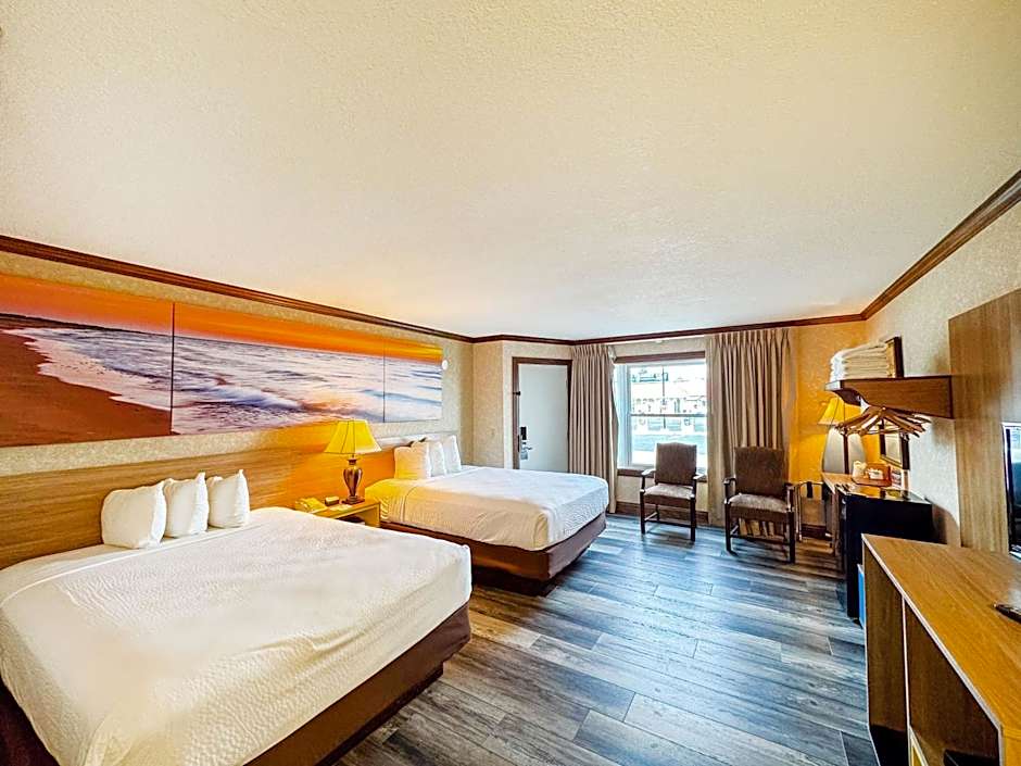 Days Inn by Wyndham Mackinaw City - Lakeview