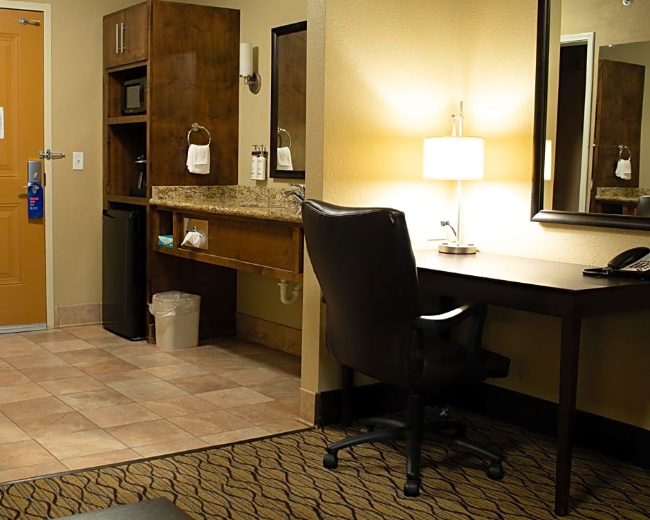 Holiday Inn Express Hotel And Suites Williston