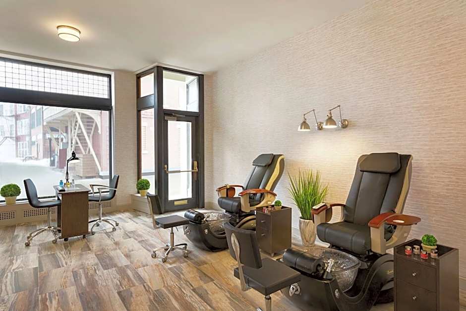 Hotel Saranac Curio Collection by Hilton