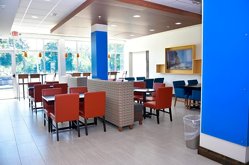 Holiday Inn Express & Suites Bensenville - OHare By IHG