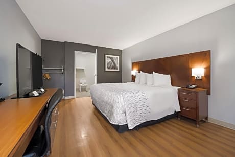 King Room with Roll-In Shower - Disability Access/Non Smoking/Exterior Hall