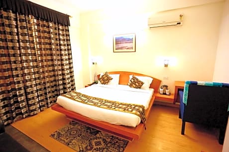 Deluxe Suite with Banganga Transfers