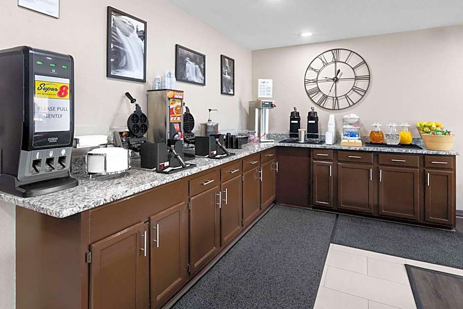 Super 8 by Wyndham Fairmont