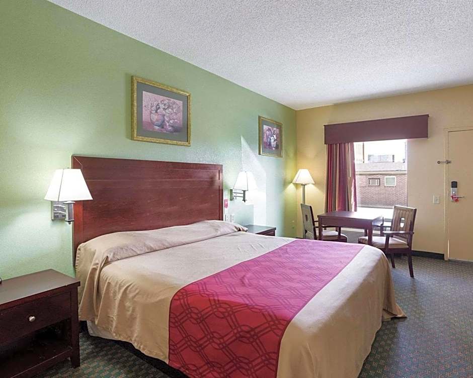 Photo 1 of 4 of 1 King Bed, Accessible, Nonsmoking