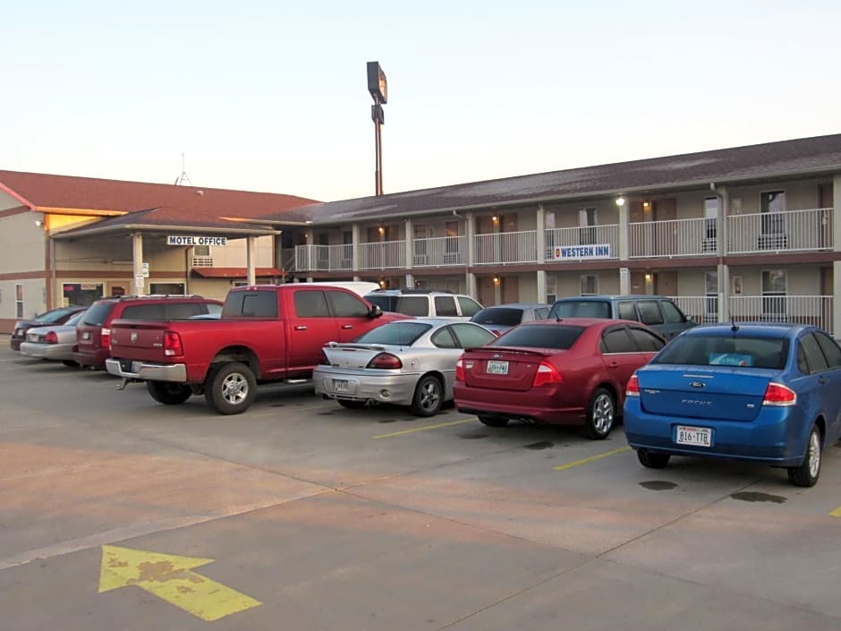 First Western Inn - Fairmont City