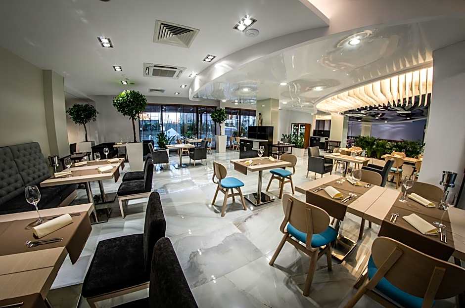 Premier Fort Cuisine - Full Board