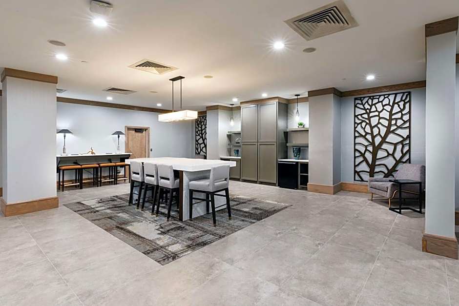 DoubleTree By Hilton Hotel Tulsa At Warren Place