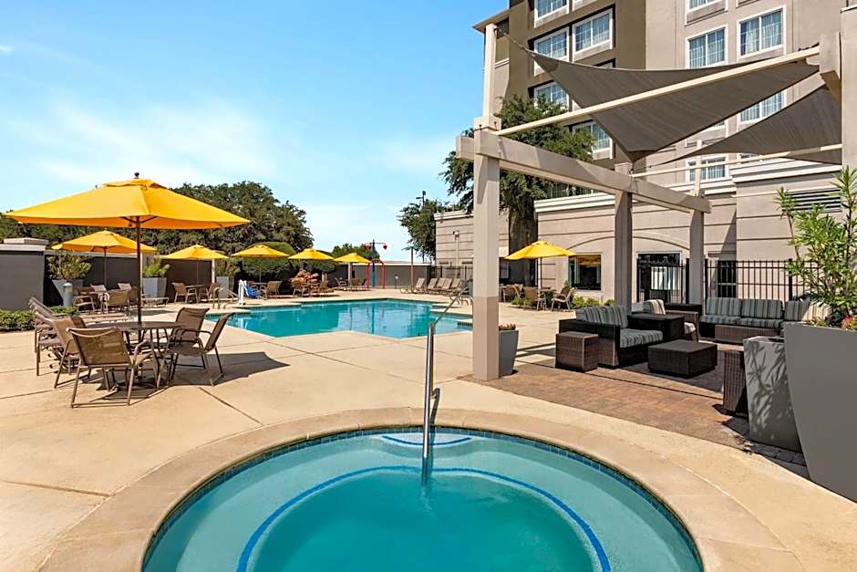 La Quinta Inn & Suites by Wyndham Arlington North Six Flags Drive