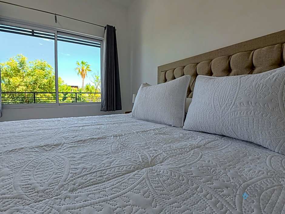Commercial Zone Studios, Pool, BBQ and Beach 7 Blocks