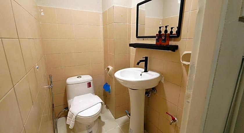 RQ Bangkok Sukhumvit 107 by Collection O