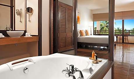Deluxe Twin Room with Sea View - 15% off at Center Point, Black Coral & 10% off at Seaside Social restaurants