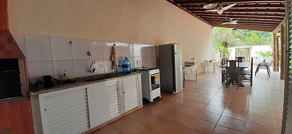 Caso em condomínio com lago, serra, campo e mar