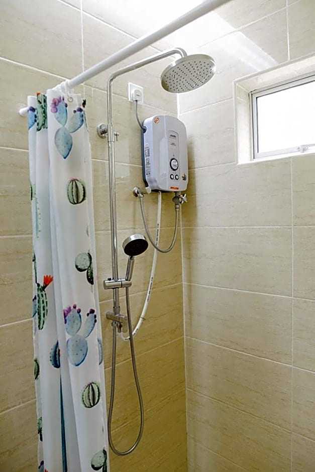 Yellow Cube at Lumut Cube Homestay Kontena