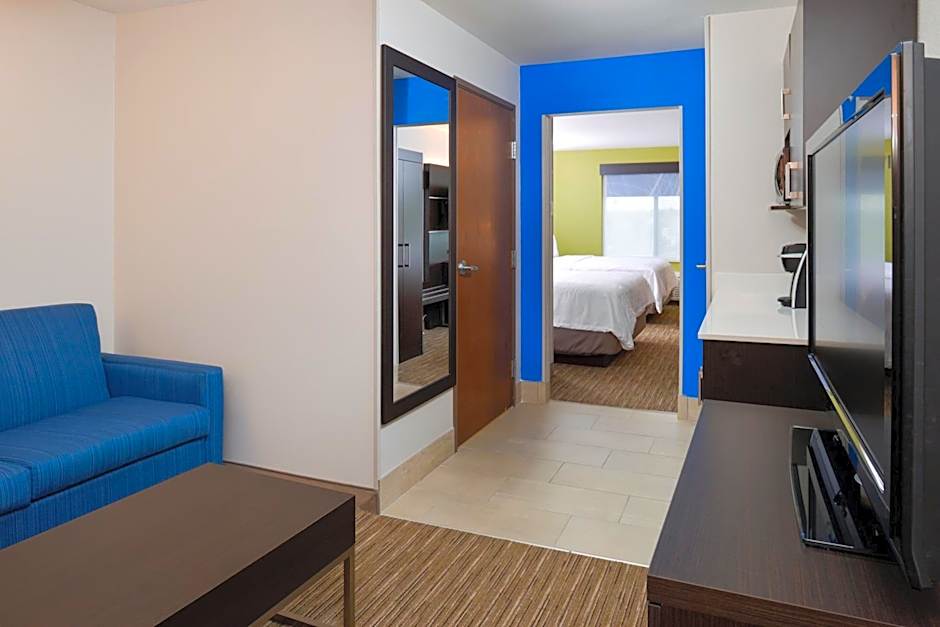 Holiday Inn Express & Suites Pueblo By IHG