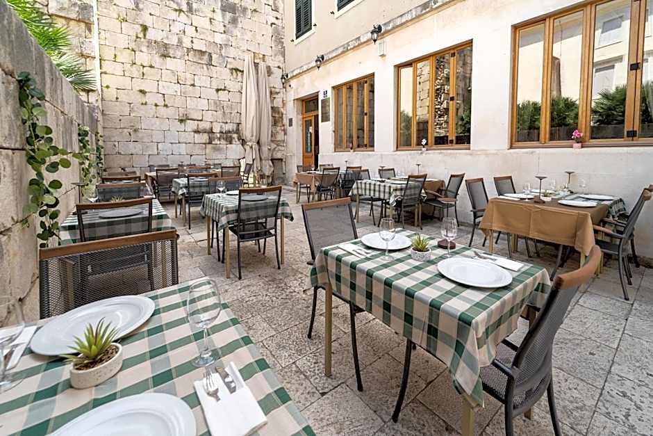 Hotel Peristil