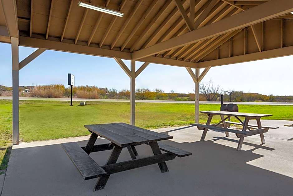 Eagle's Den Suites Kenedy a Travelodge by Wyndham