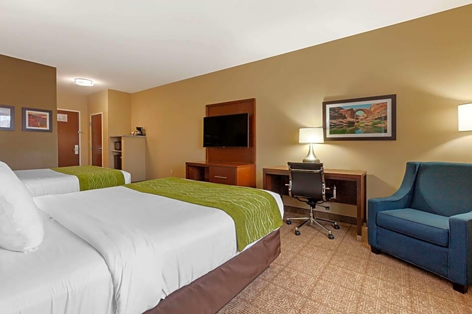 Comfort Inn & Suites Page at Lake Powell