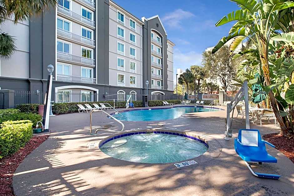 La Quinta Inn & Suites by Wyndham Fort Lauderdale Airport