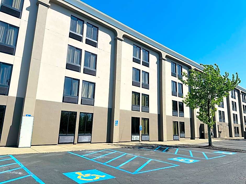Ashbourne Hotel Canton/Hall of Fame I-77