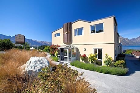 Large Studio with Lake View