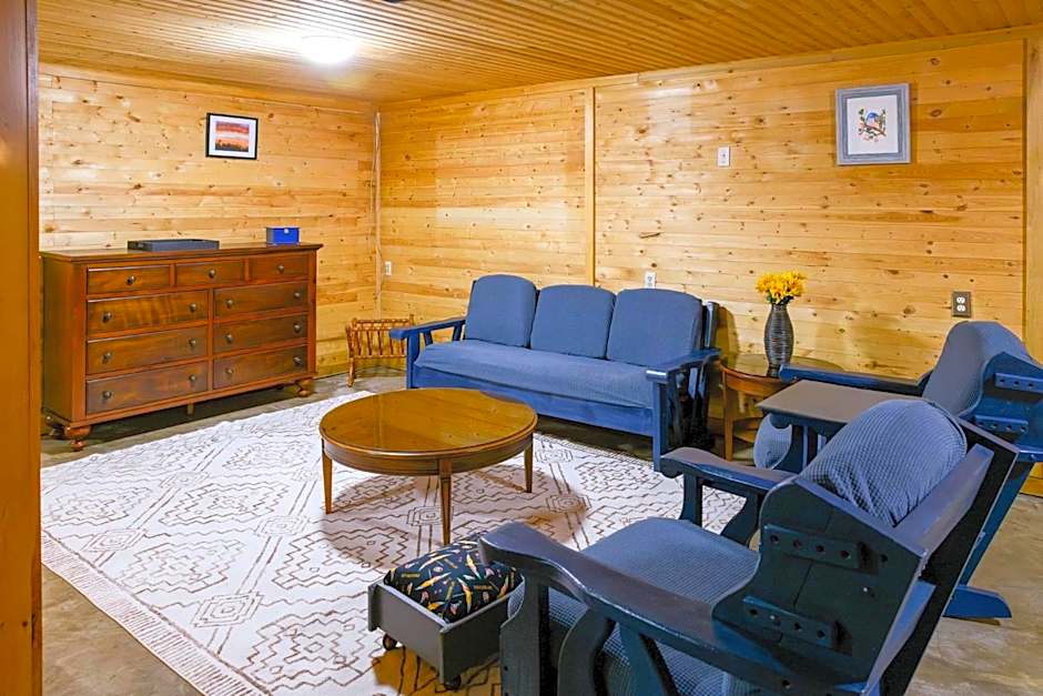 Cozy Cabin in the Forest w BBQ Firepit and More