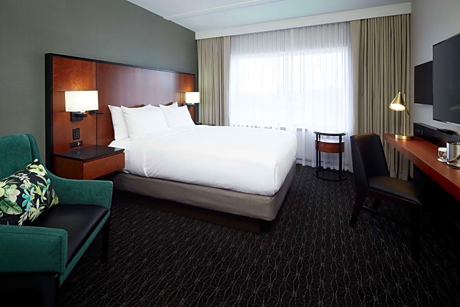 DoubleTree By Hilton Montreal Airport