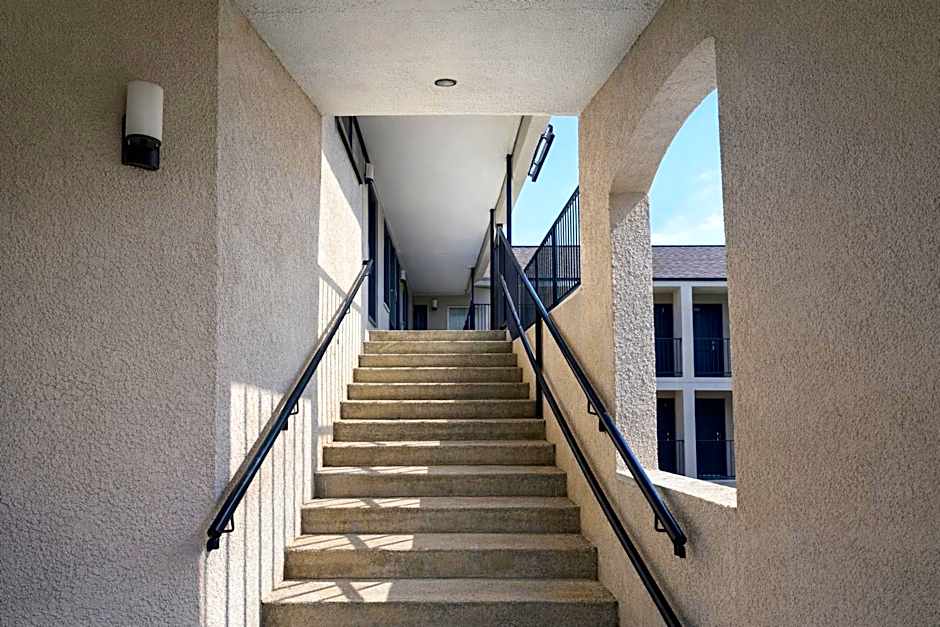 Quarters Inn & Suites