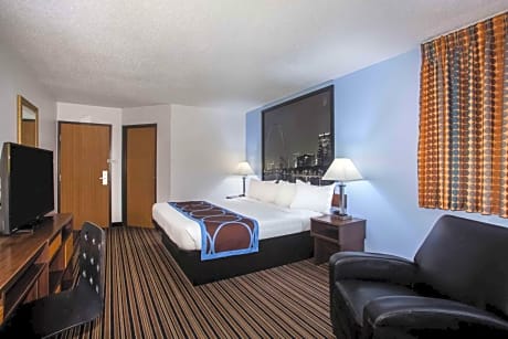 Deluxe King Suite with Spa Bath - Non-Smoking