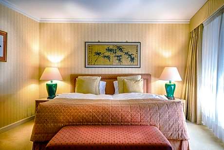 Executive Suite with Balcony and Lake View