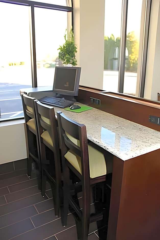 La Quinta Inn & Suites by Wyndham Sandusky