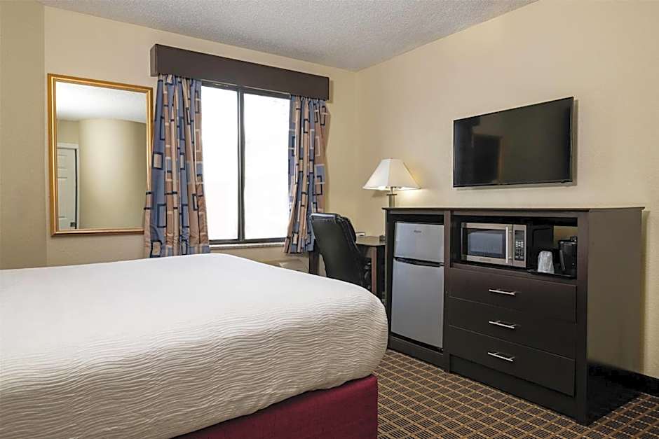 Baymont Inn & Suites by Wyndham Mukwonago