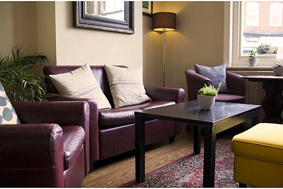 OYO White Horse Hotel