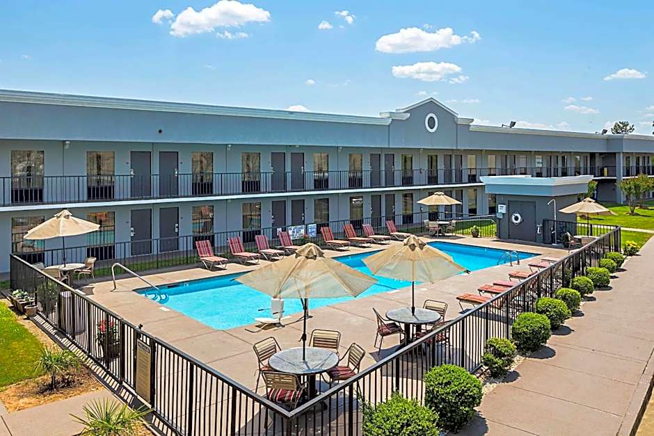 Quality Inn & Suites Greenville - Haywood Mall