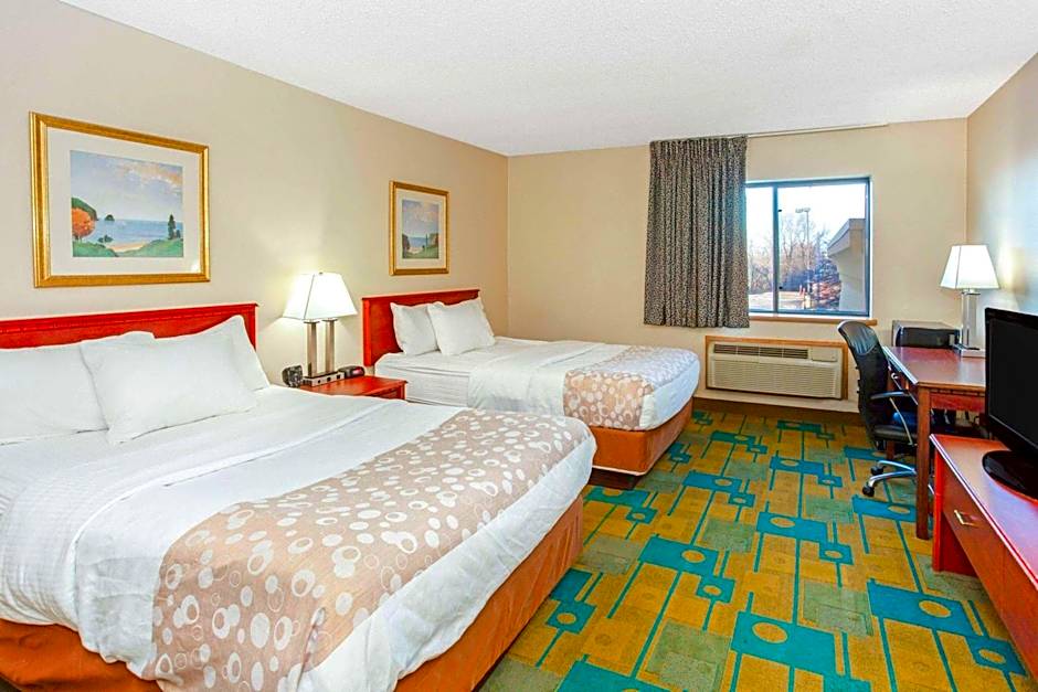 La Quinta Inn & Suites by Wyndham Milwaukee Airport / Oak Creek