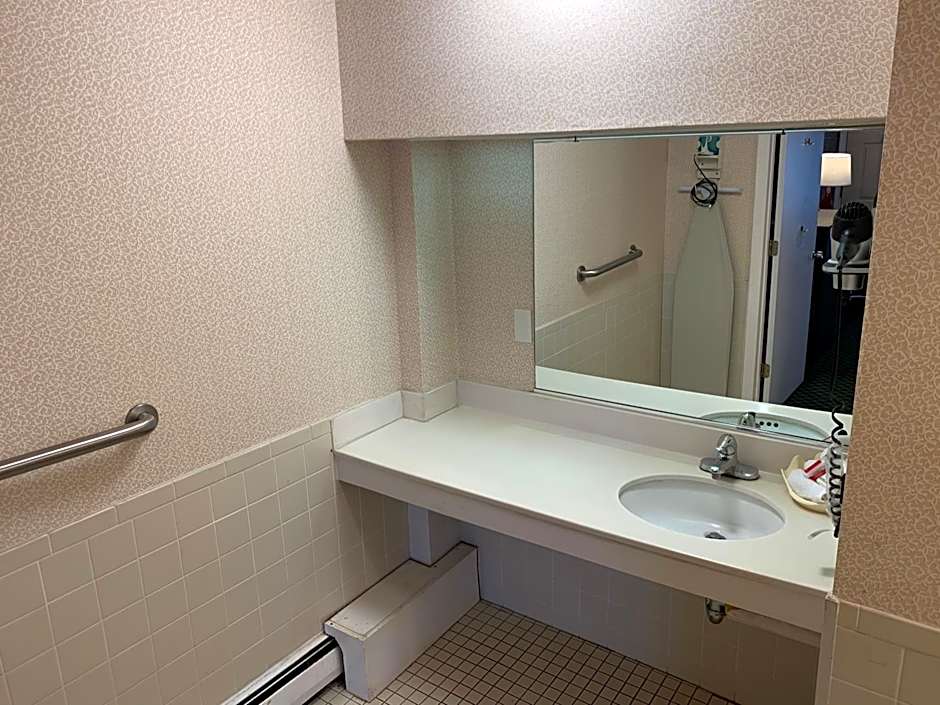 Super 8 by Wyndham Sturbridge