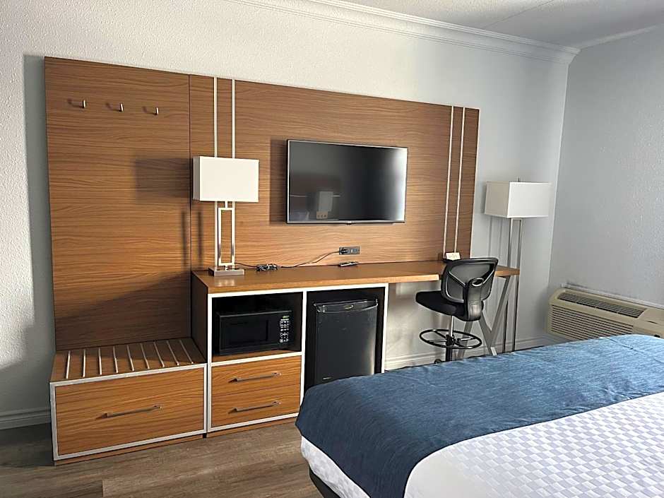 Photo 1 of 8 of Standard 1 Queen Bed