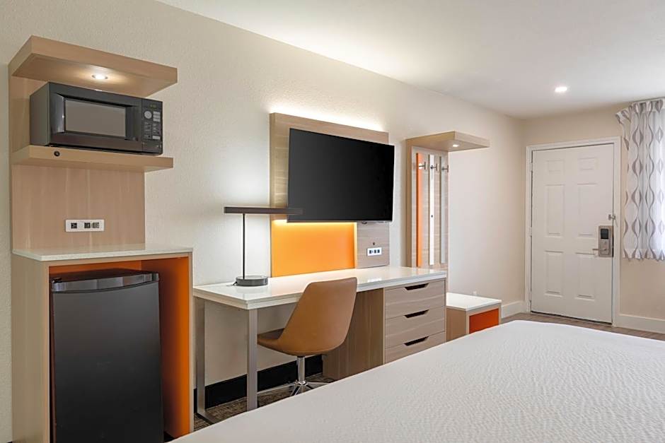 Days Inn by Wyndham Granbury