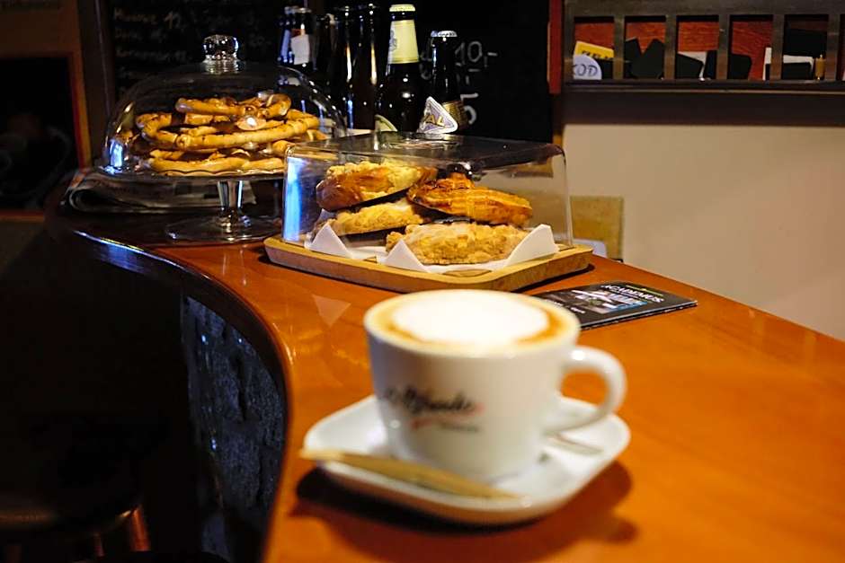 Academus Pub & Guest House